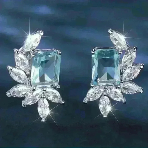 NEW-Blue and White Crystal Leaf Stud Earrings - Picture 1 of 6